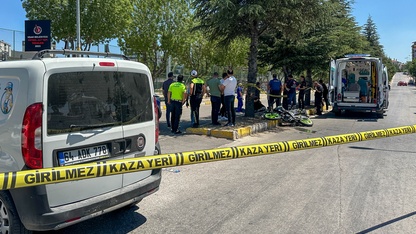 Uşak'ta hafif ticari araçla çarpışan motosikletin sürücüsü öldü