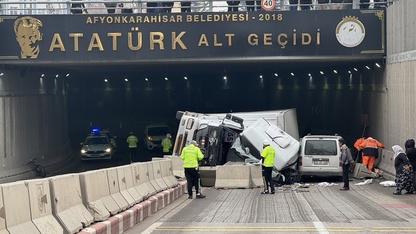 Afyonkarahisar'da altgeçitte devrilen kamyonun sürücüsü yaralandı 