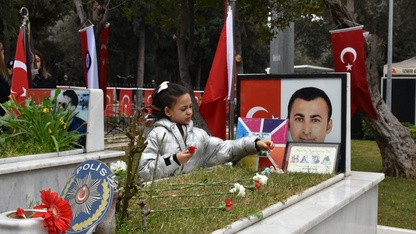 İzmir'de şehit aileleri arife günü yakınlarının mezarını ziyaret etti