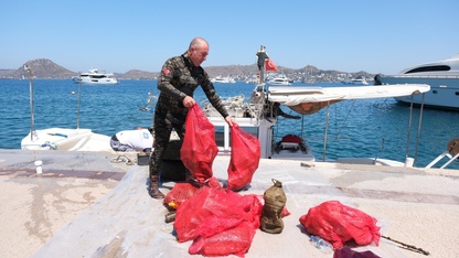 Bodrum'da gönüllü dalgıçlar deniz dibinden 161 kilogram atık çıkardı