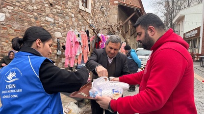 Efeler'de gönüllü gençlerden pazar esnafına çay ikramı