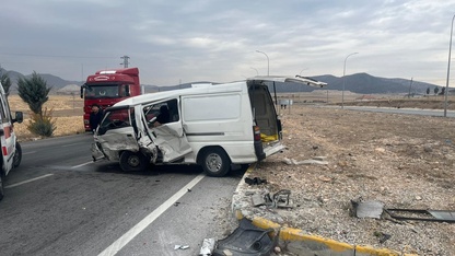 Afyonkarahisar'da kamyonet ile hafif ticari aracın çarpıştığı kazada 6 kişi yaralandı