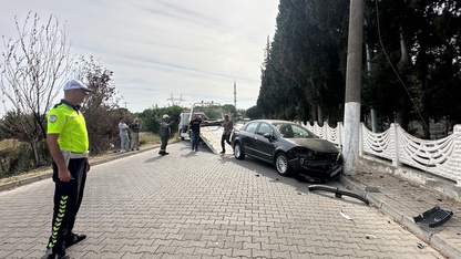 Nazilli'de aydınlatma direğine çarpan otomobilin sürücüsü yaralandı