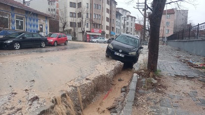 Kütahya’da sel sularının oluşturduğu çukurlara düşen otomobiller kurtarıldı