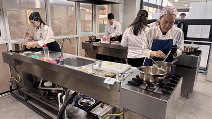 İzmir'de anne babalar, lise öğrencisi çocuklarıyla yemek yaptı