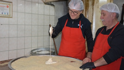 Manisa'da ramazan geleneği susamlı helva iftar sofralarındaki yerini aldı