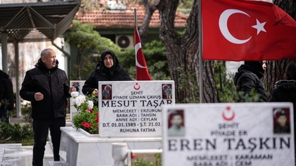 İzmir'de şehit aileleri bayramda yakınlarının kabirlerini ziyaret etti