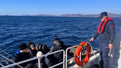İzmir açıklarında 39 düzensiz göçmen kurtarıldı, 28 düzensiz göçmen yakalandı