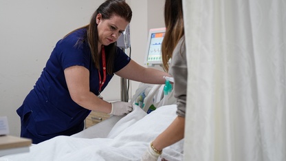 Yoğun bakımda hastalarına, evde üçüzlerine özveriyle bakıyor