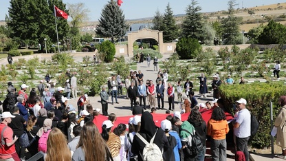 Kütahya'da öğrenciler vakıf hayır şartı kapsamında piknik yapıp şehitliği ziyaret etti