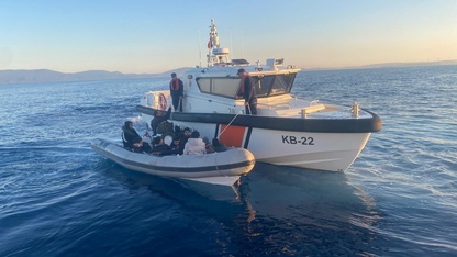 İzmir açıklarında 35 düzensiz göçmen kurtarıldı, 12 düzensiz göçmen yakalandı
