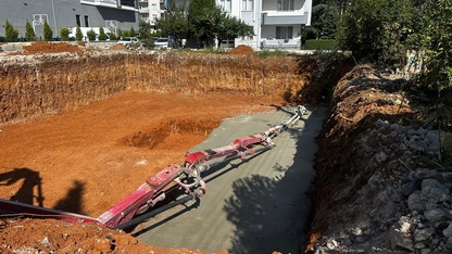 Uşak'ta üzerine beton pompası düşen 2 işçi yaralandı