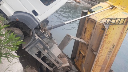 Bodrum'da denize düşen hafriyat kamyonundaki 2 kişi yaralandı