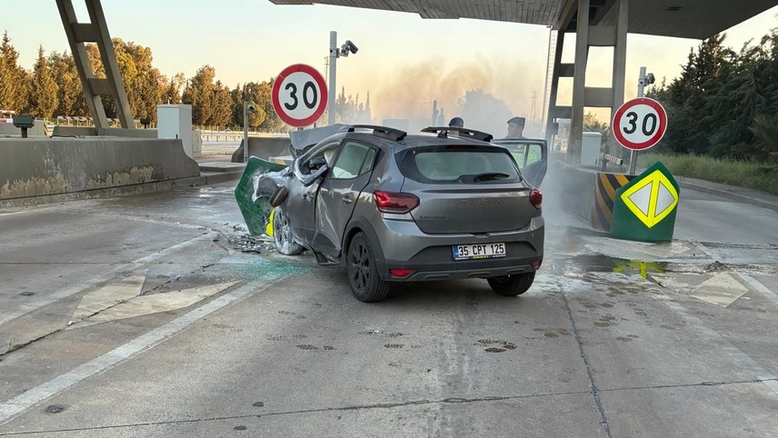 İzmir'de otoyol gişelerinde bariyere çarpıp yanan otomobilin sürücüsü öldü