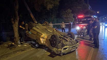 İzmir'de takla atan otomobilin sürücüsü yaralandı