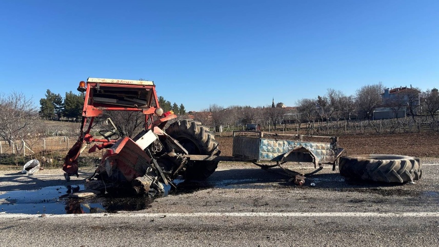 Uşak'ta kamyon ile çarpışan traktörün sürücüsü yaralandı