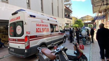 Nazilli'de tabela asarken üzerine demir parçası düşen işçi yaralandı