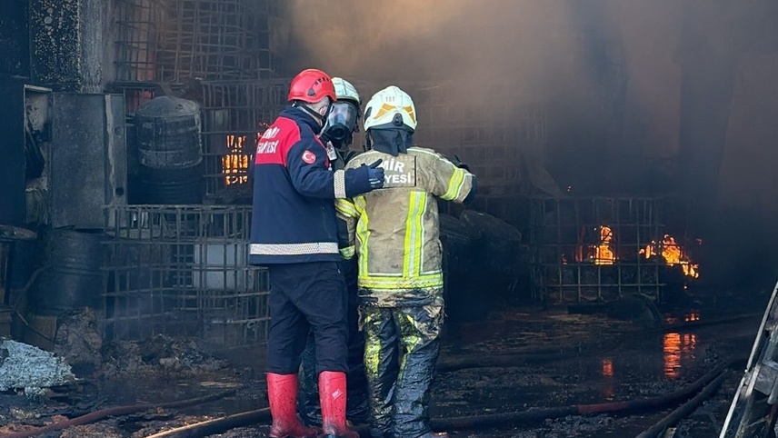 İzmir'de geri dönüşüm fabrikasında çıkan yangın kontrol altına alındı