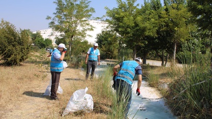 Denizli'de yükümlüler Pamukkale'deki travertenler bölgesini temizledi