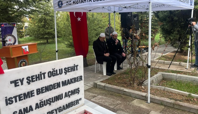 Kütahya protokolü şehitlikleri ziyaret etti