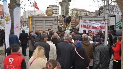 Kütahya'da vatandaşlara gelir getirici tür fidanlar dağıtıldı
