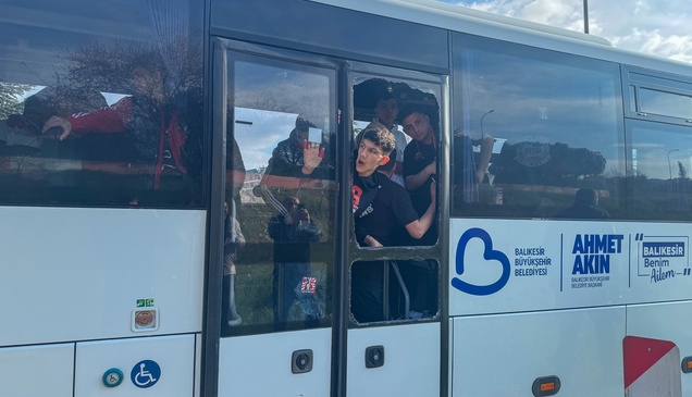 Uşak’ta Balıkesirspor taraftarlarını taşıyan otobüse taşlı saldırı