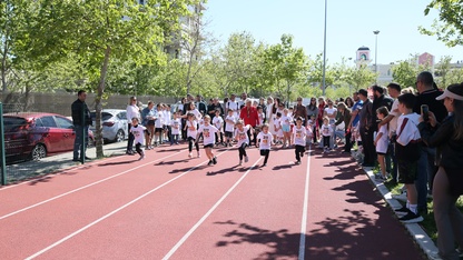 İzmir'de çocuklar "koşamayan arkadaşları" için koştu