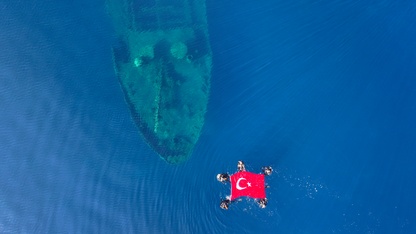 İzmir'de deniz polisleri 29 Ekim'i su altında bayrak açarak kutladı