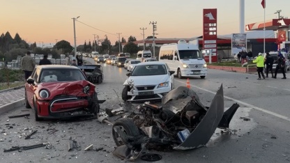 İzmir'de üç otomobilin karıştığı kazada 1'i çocuk 3 kişi yaralandı
