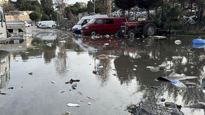 İzmir Buca'da şantiyedeki çöpler yağmur sularıyla yola dağıldı