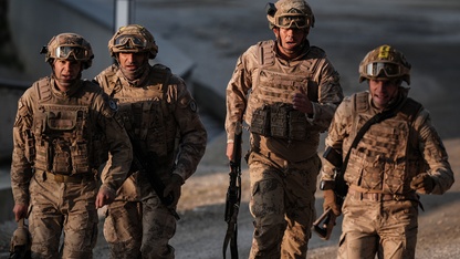 Jandarma komandolar, İzmir'de gerçekleştirilen "Savaşçı Yarışması"nda mücadele ediyor