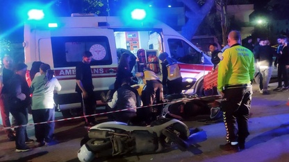 İzmir'de 3 kişinin yaralandığı kaza güvenlik kamerasında