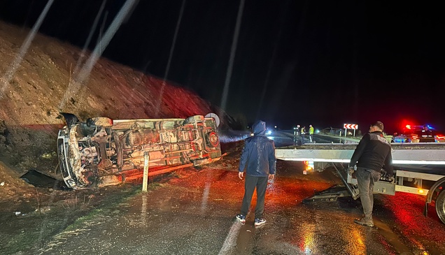 Uşak'ta şarampole devrilen işçi servisindeki 17 kişi yaralandı