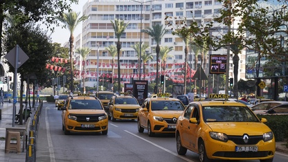 İzmir'de taksicilerden korsan taksiciliğe konvoylu tepki