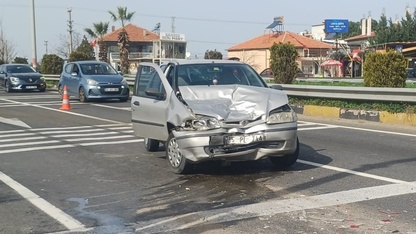 Manisa'da iki otomobilin çarpıştığı kazada 2'si çocuk 5 kişi yaralandı