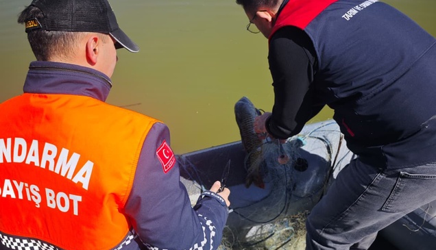 Çivril'de gölde kaçak avcılık denetimi yapıldı