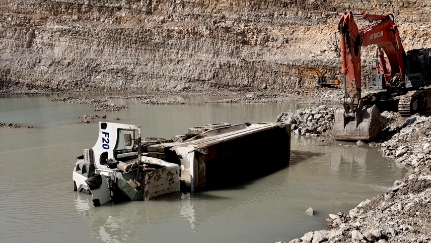 Kütahya'da maden sahasındaki su birikintisine devrilen kamyonun sürücüsü öldü