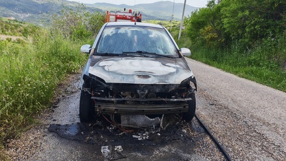 Demirci'de otomobilde çıkan yangın söndürüldü