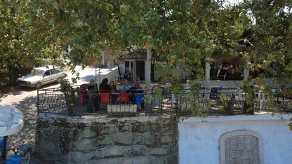 Manisa'da anıt ağaç altında odun ateşinde demlenen çay ilgi görüyor