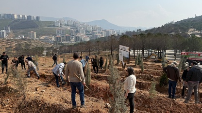 İzmir'de depremde hayatını kaybedenler anısına fidan dikildi