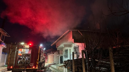 Uşak'ta bir binanın çatısında çıkan yangın söndürüldü