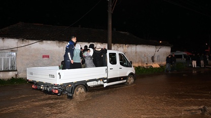 Manisa'da sağanak hayatı olumsuz etkiledi