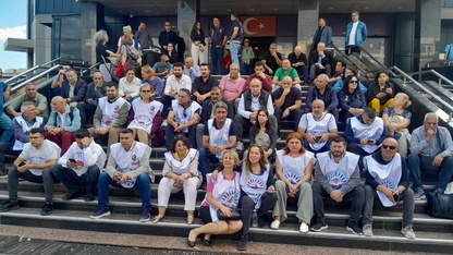 İzmir'de Buca Belediyesi memurları 5 aydır maaş alamadıkları gerekçesiyle eylem yaptı