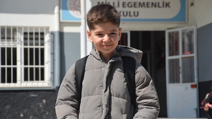 Küçük Niyazi Hamza'dan Gazzeli yaşıtlarına hediye paketleri 