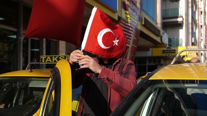 İzmir'de taksiciler Türk bayraklarıyla konvoy oluşturdu