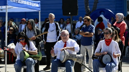 Fethiye'de meydanda toplanan yaşlılar spor yapıp dans etti