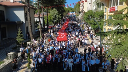 Demirci'de üniversiteliler Türk bayrağıyla mezuniyet yürüyüşü yaptı