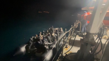 İzmir açıklarında 74 düzensiz göçmen yakalandı