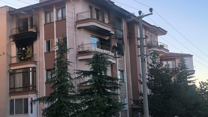 Afyonkarahisar'da apartmanda çıkan yangında 3 kişi yaralandı