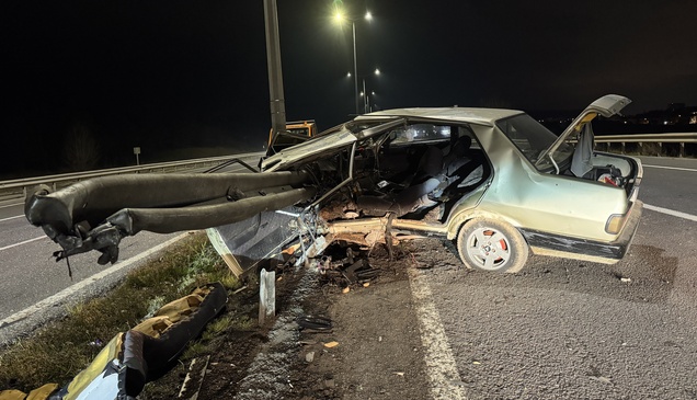 Kütahya'da bariyere çarpan otomobilin sürücüsü ağır yaralandı